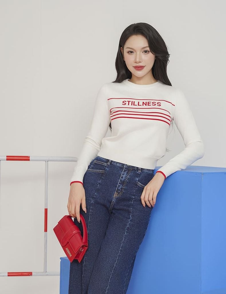 Áo Len Dài Tay Trắng In Chữ "STILLNESS"