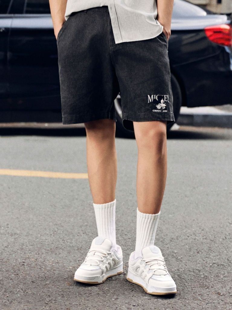 Quần Short Denim Đen Rửa Trôi Thêu Hình Mickey